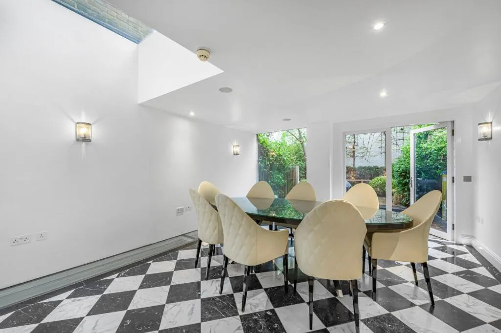 5 bedroom terraced house for rent