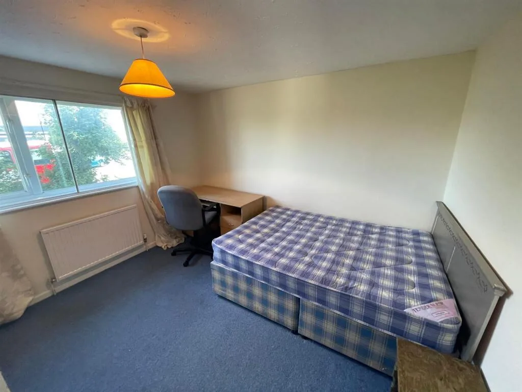 4 bedroom semi-detached house for rent