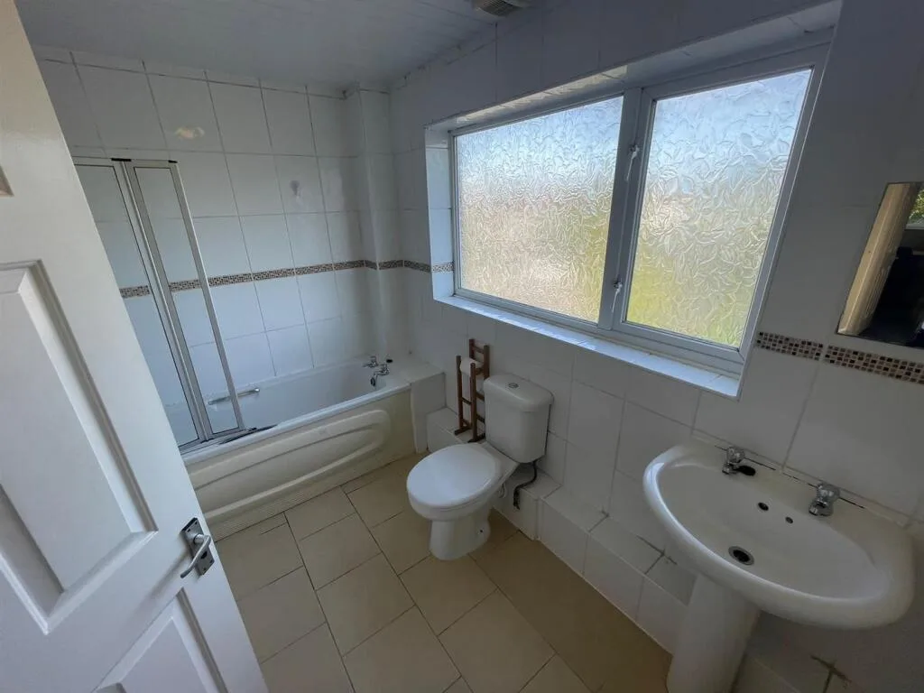 4 bedroom semi-detached house for rent
