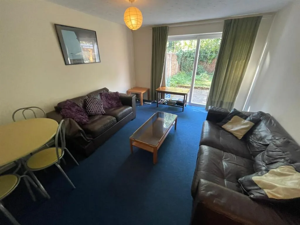 4 bedroom semi-detached house for rent