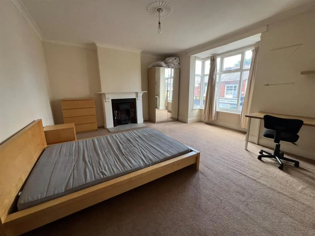 5 bedroom semi-detached house for rent