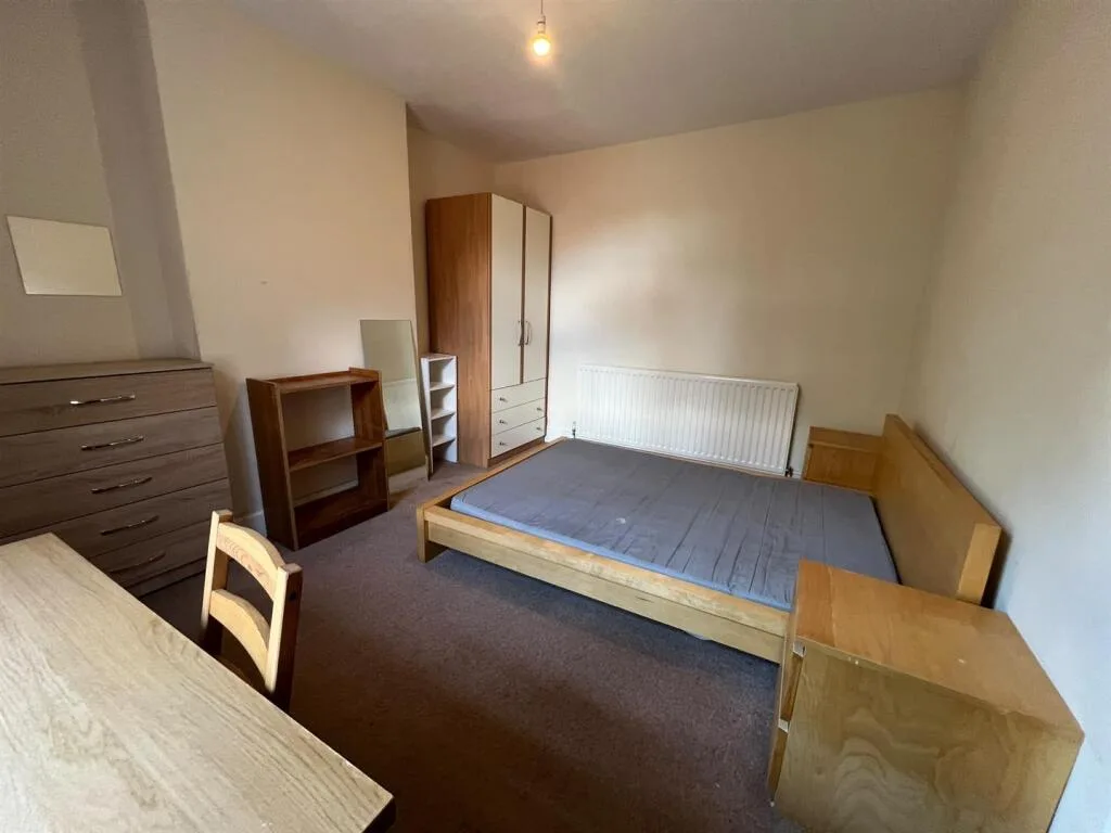 5 bedroom semi-detached house for rent
