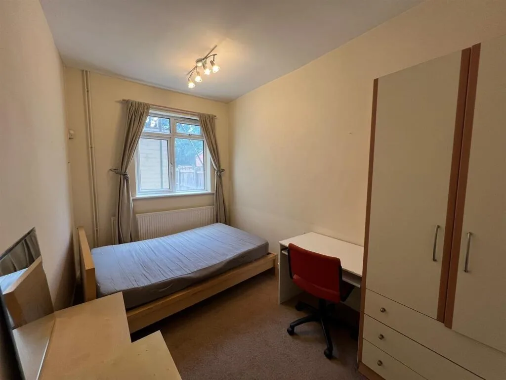 5 bedroom semi-detached house for rent