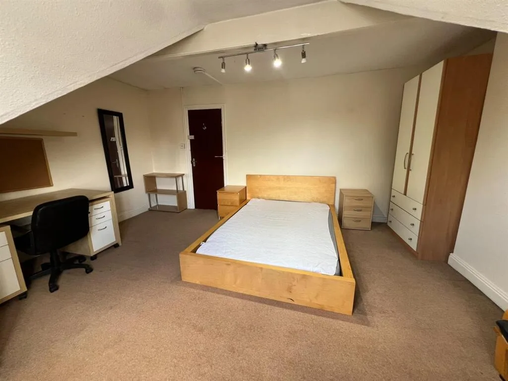 5 bedroom semi-detached house for rent