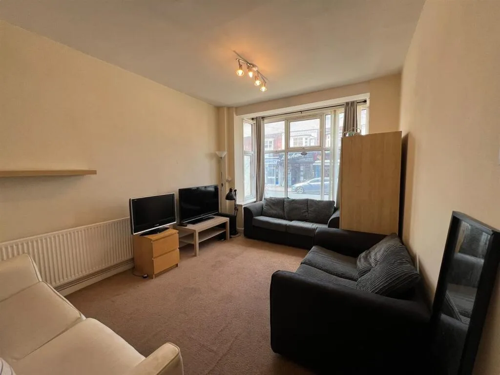 5 bedroom semi-detached house for rent