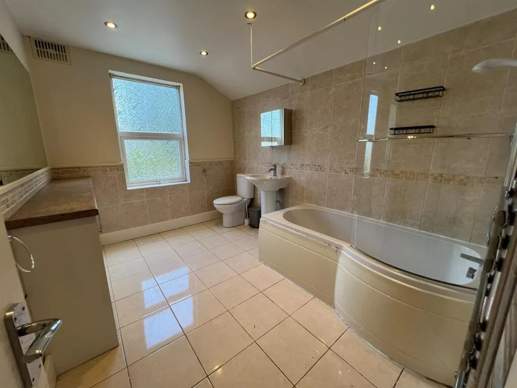 5 bedroom semi-detached house for rent