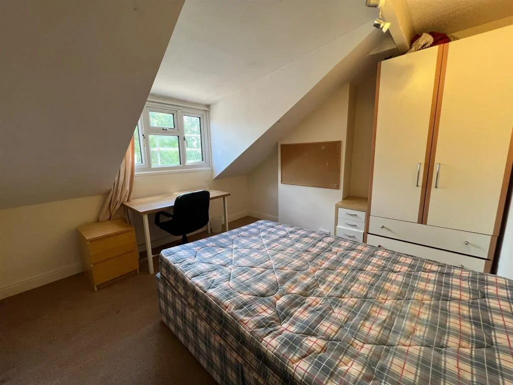 5 bedroom semi-detached house for rent