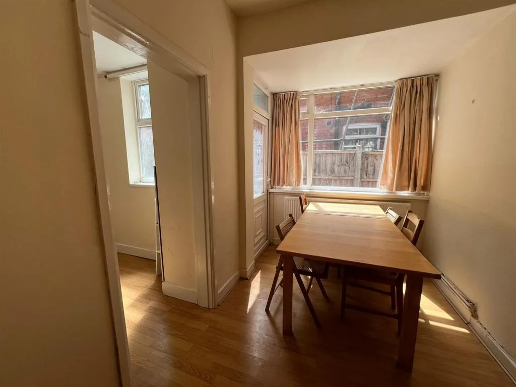 5 bedroom semi-detached house for rent