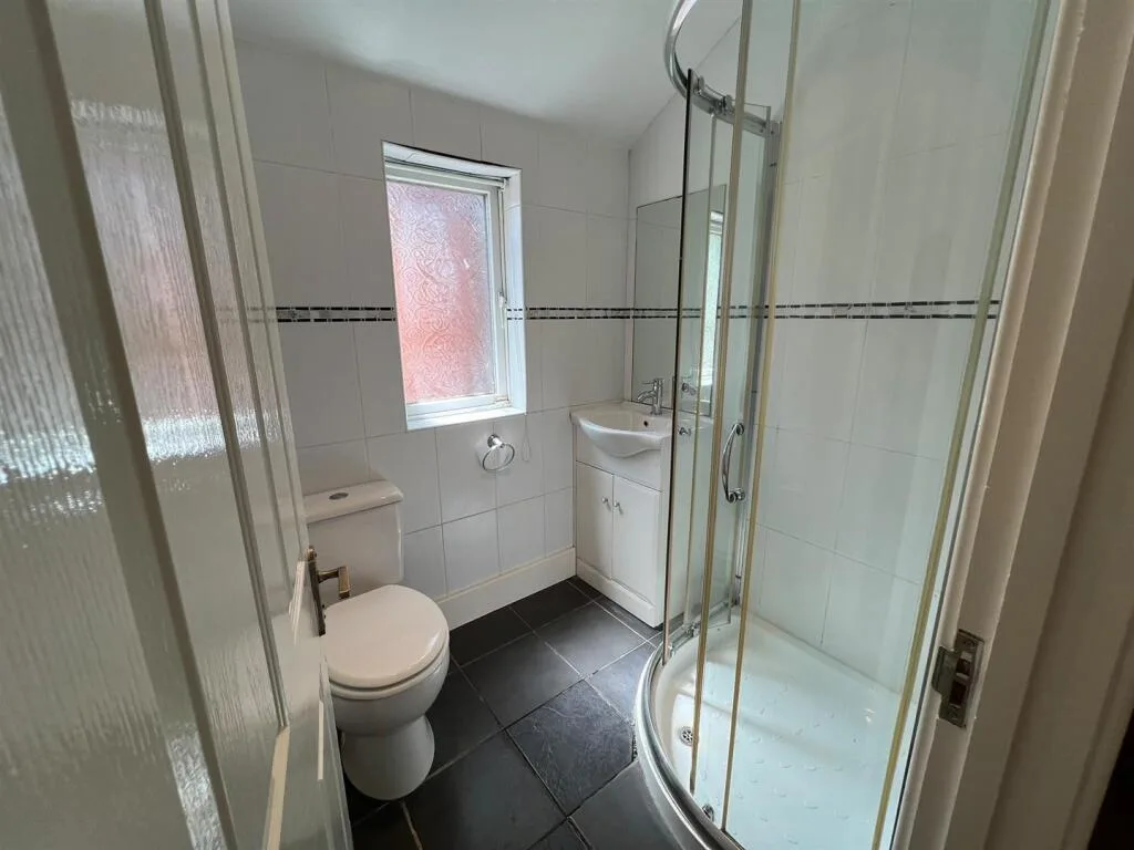 5 bedroom semi-detached house for rent