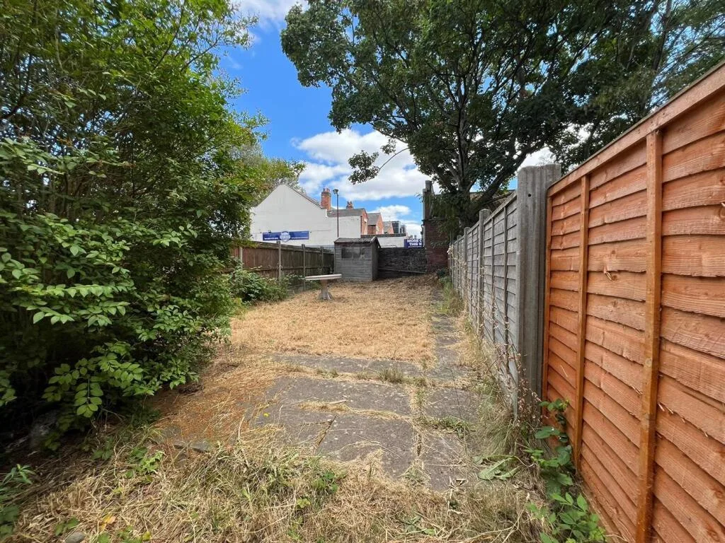 5 bedroom semi-detached house for rent