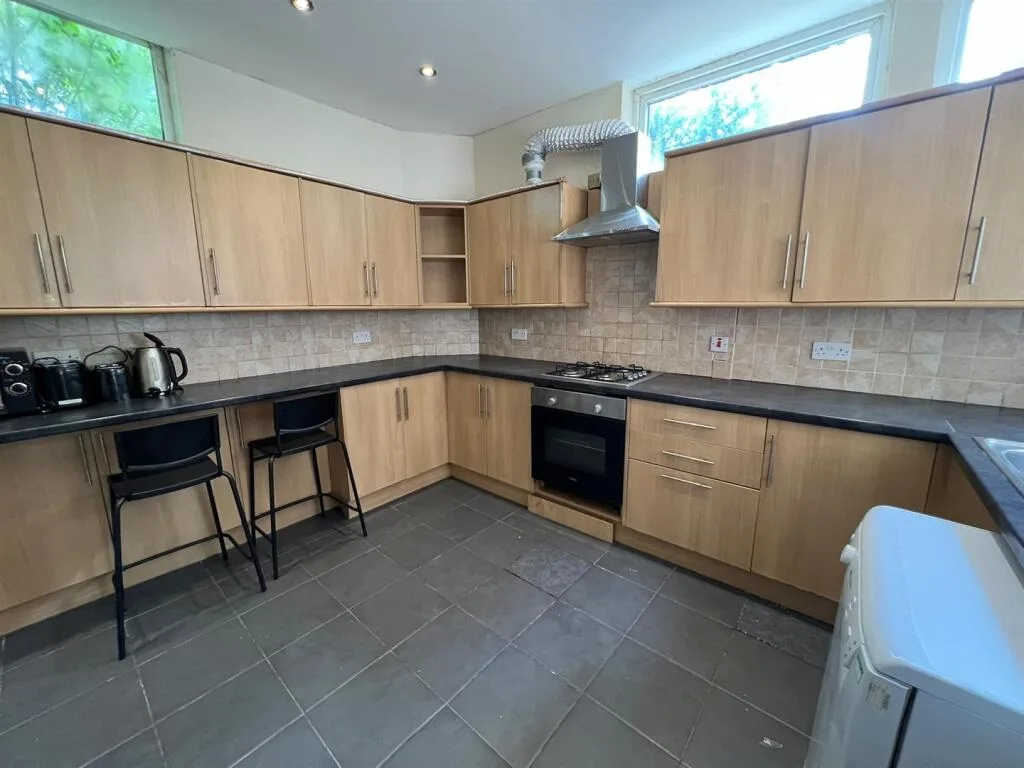 5 bedroom semi-detached house for rent