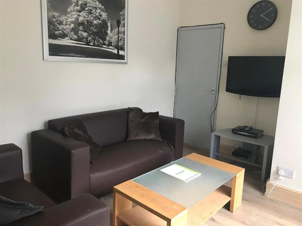 4 bedroom end of terrace house for rent