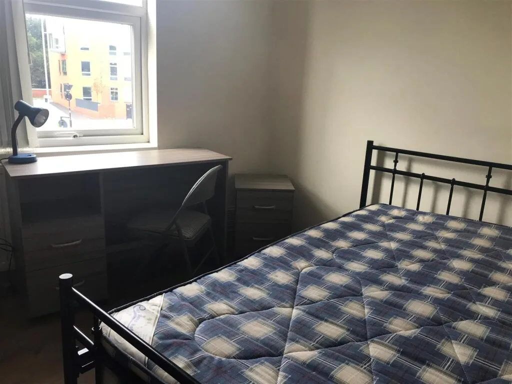 4 bedroom end of terrace house for rent
