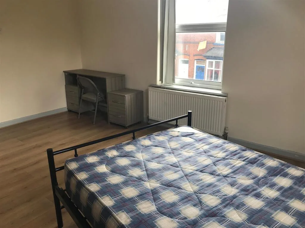 4 bedroom end of terrace house for rent