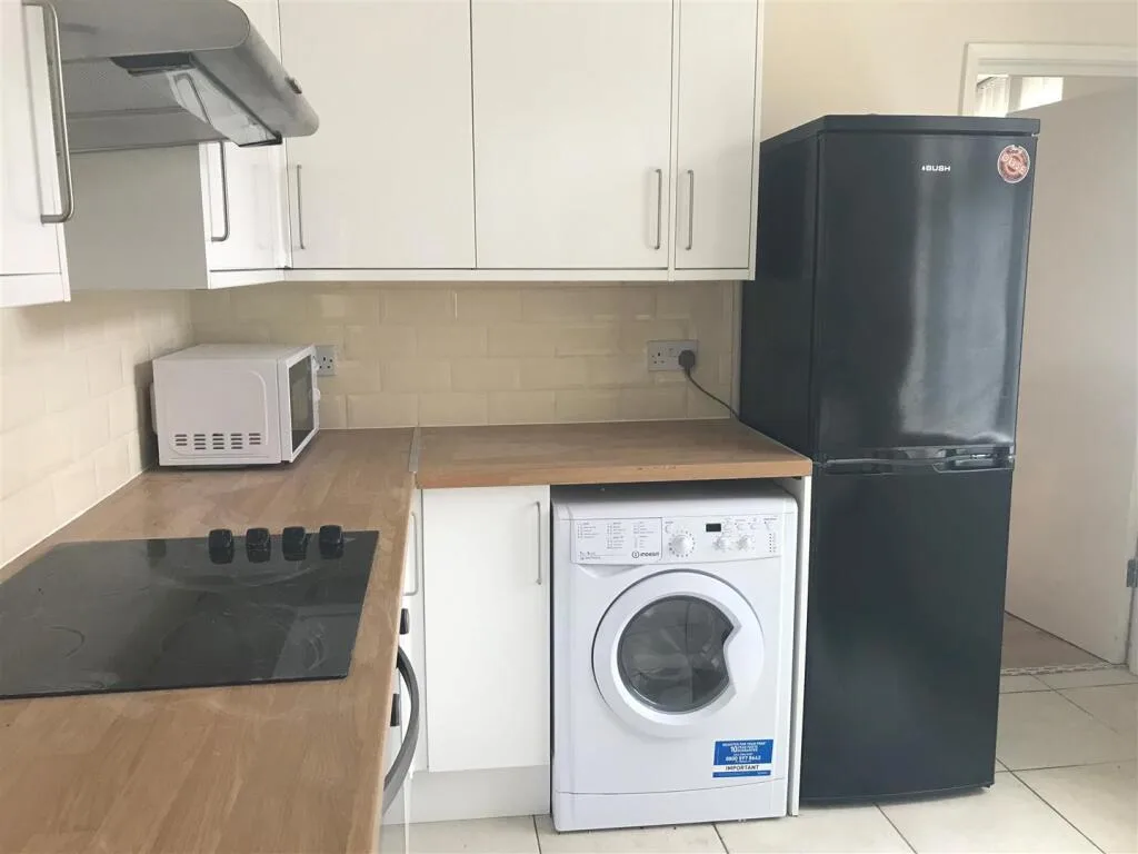 4 bedroom end of terrace house for rent