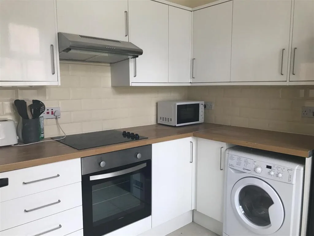 4 bedroom end of terrace house for rent