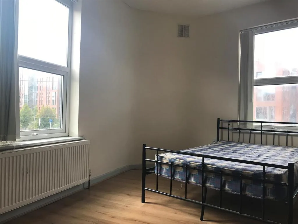 4 bedroom end of terrace house for rent