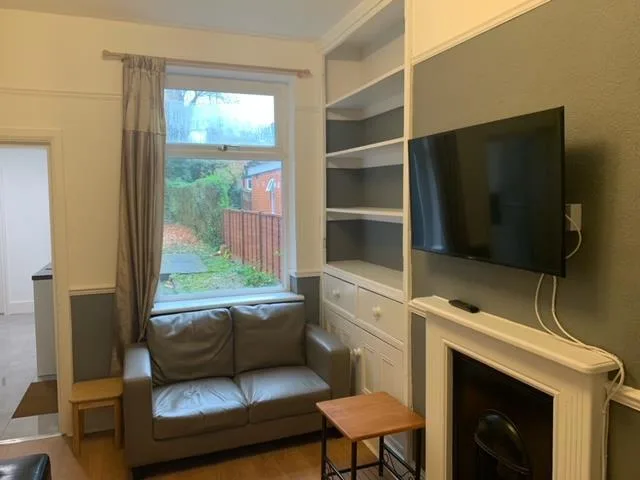 5 bedroom semi-detached house for rent