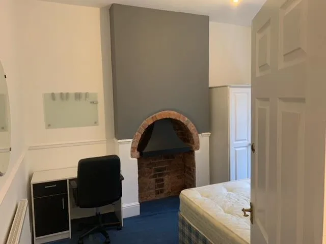 5 bedroom semi-detached house for rent