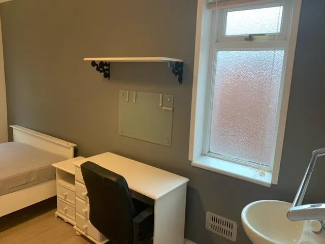 5 bedroom semi-detached house for rent
