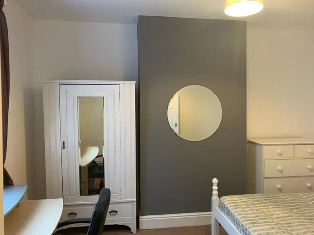 5 bedroom semi-detached house for rent