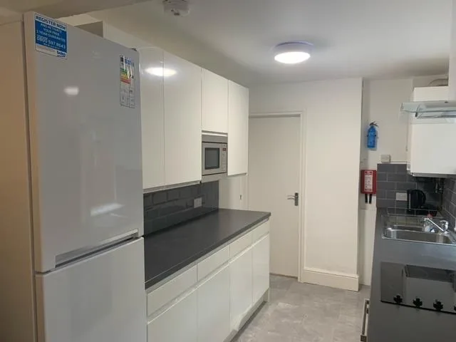 5 bedroom semi-detached house for rent