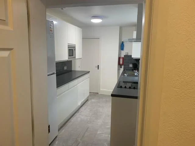 5 bedroom semi-detached house for rent