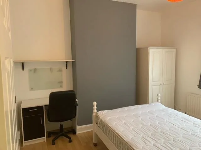 5 bedroom semi-detached house for rent