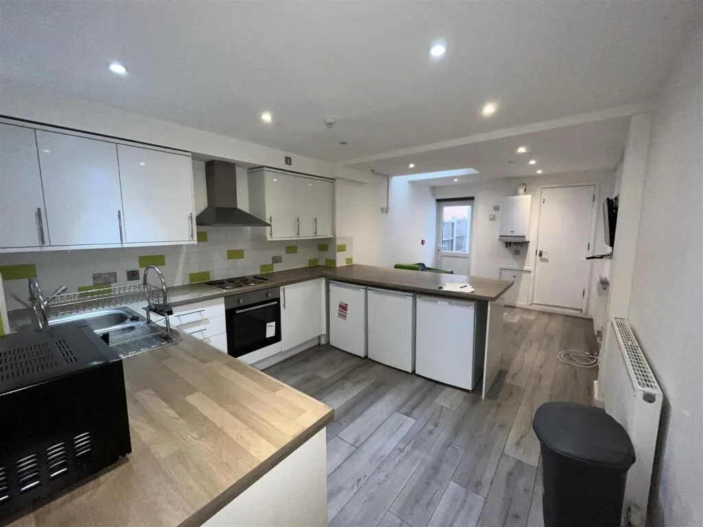 6 bedroom terraced house for rent