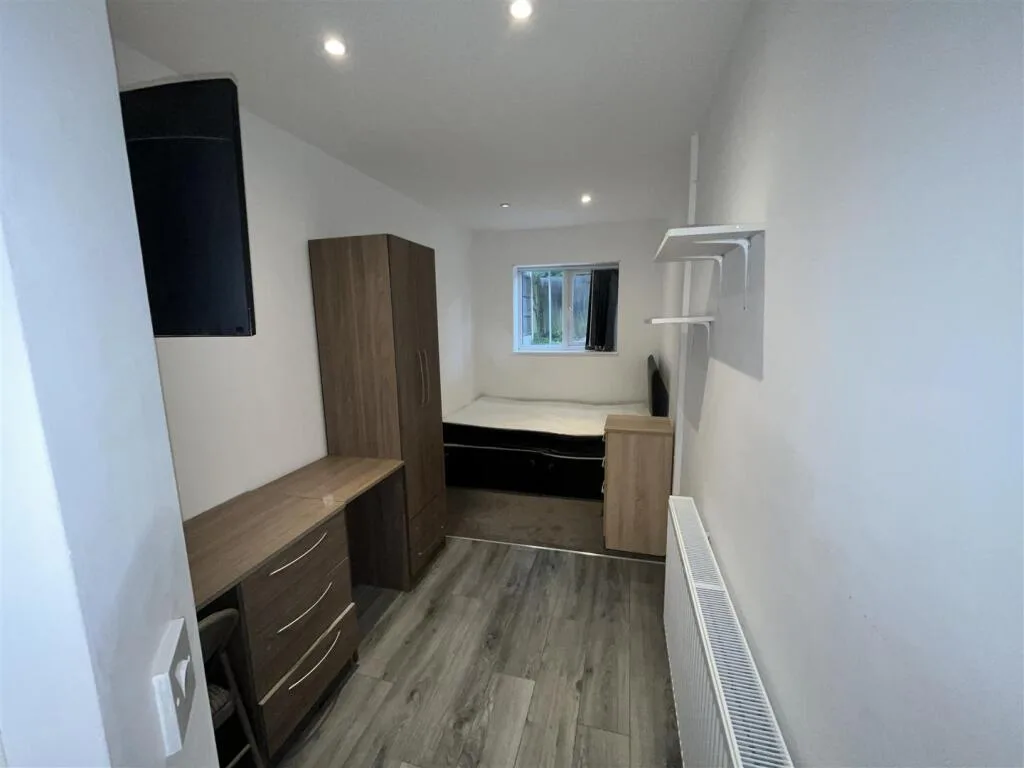 6 bedroom terraced house for rent