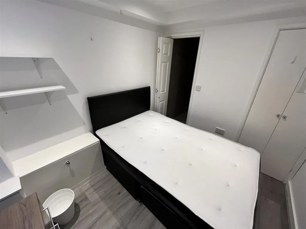 6 bedroom terraced house for rent