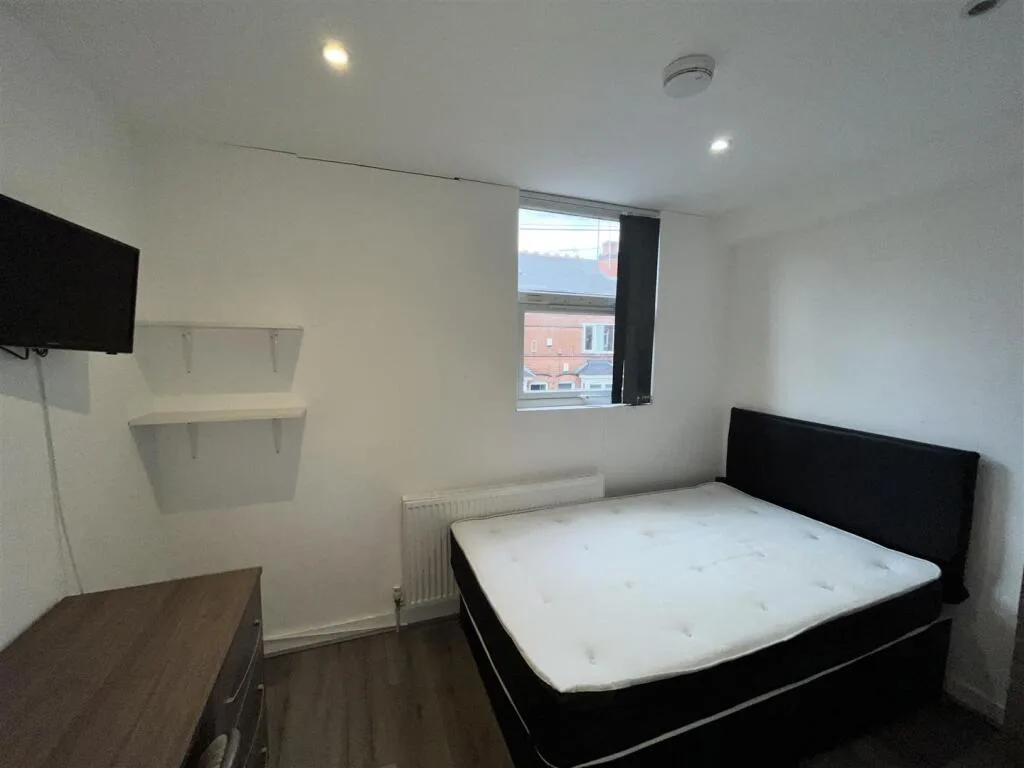 6 bedroom terraced house for rent