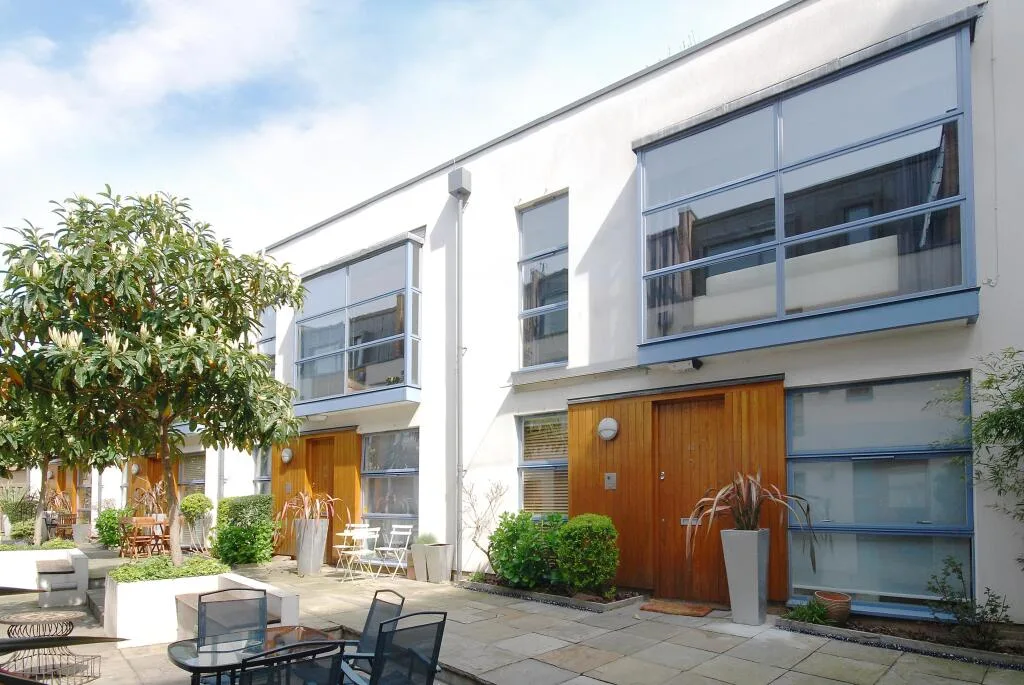 2 bedroom mews property for rent