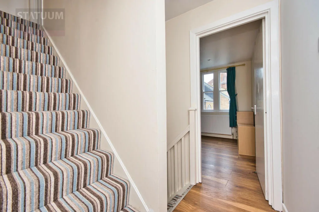 3 bedroom mews property for rent