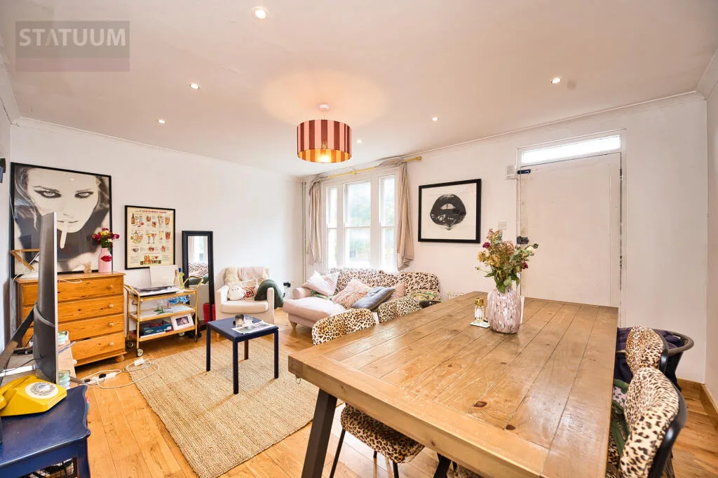 3 bedroom mews property for rent