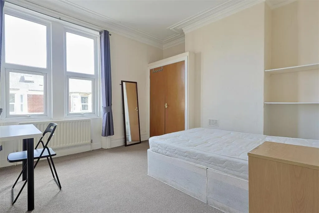 6 bedroom end of terrace house for rent