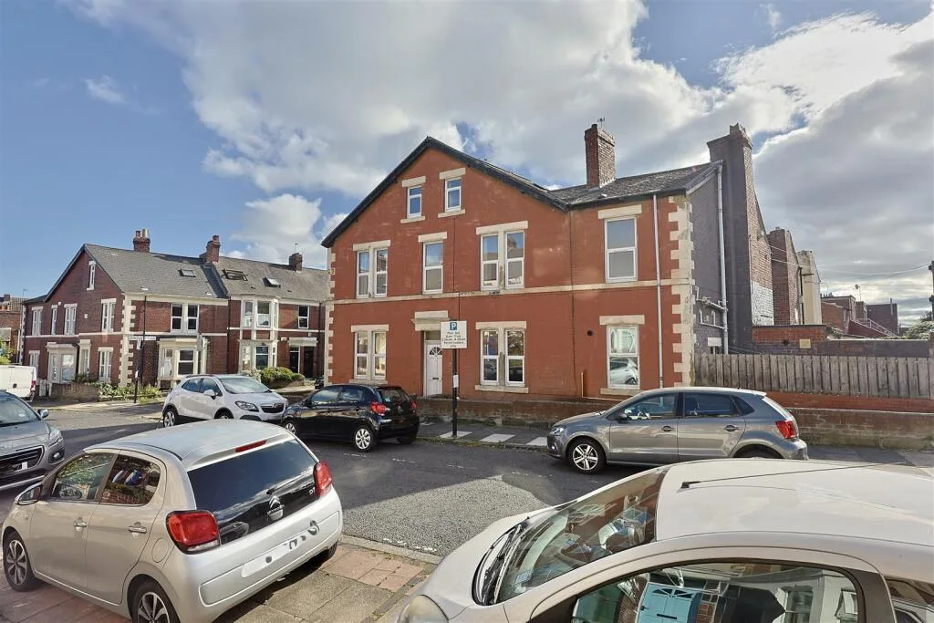 6 bedroom end of terrace house for rent