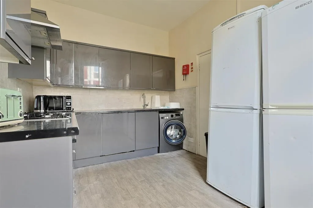 6 bedroom end of terrace house for rent