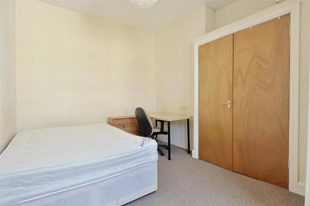 6 bedroom end of terrace house for rent