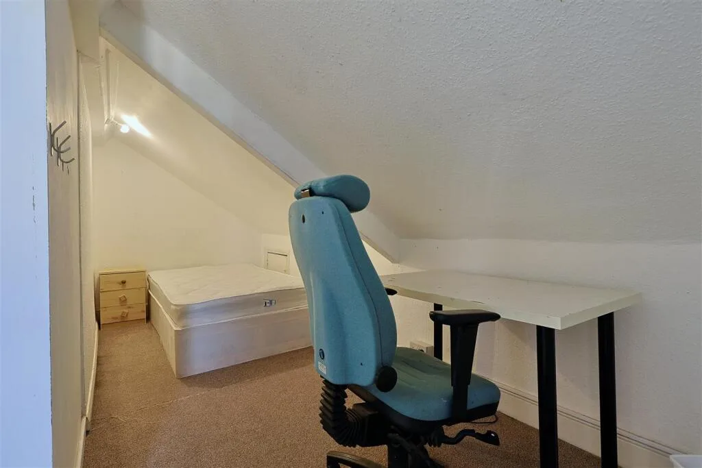 6 bedroom end of terrace house for rent