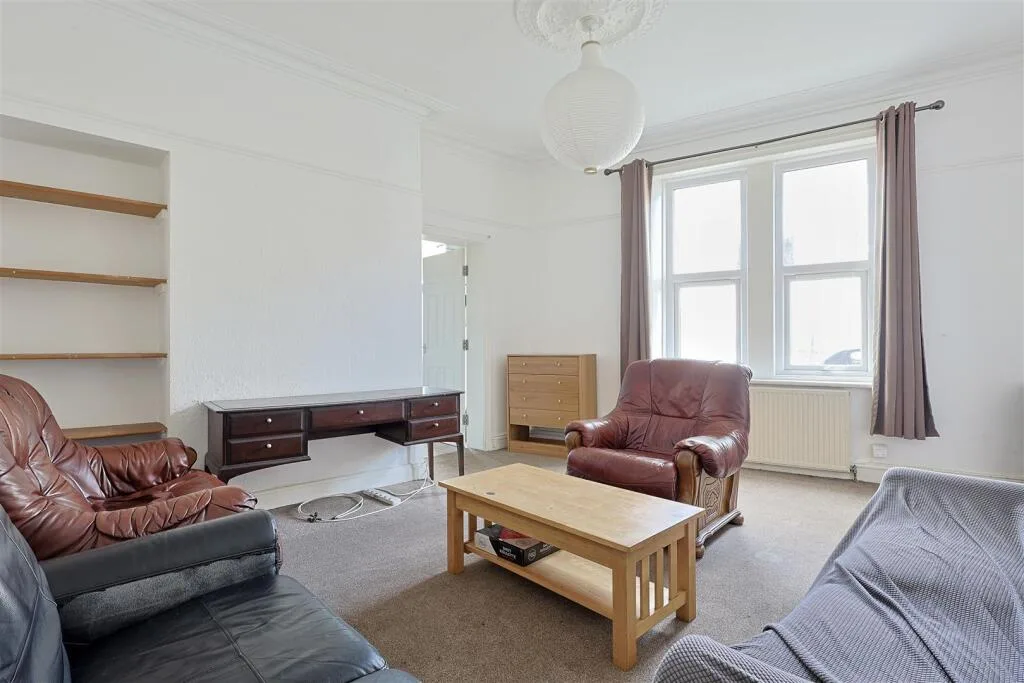 6 bedroom end of terrace house for rent