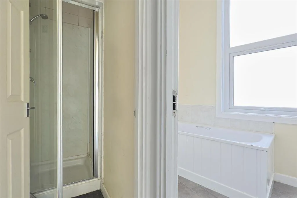 6 bedroom end of terrace house for rent