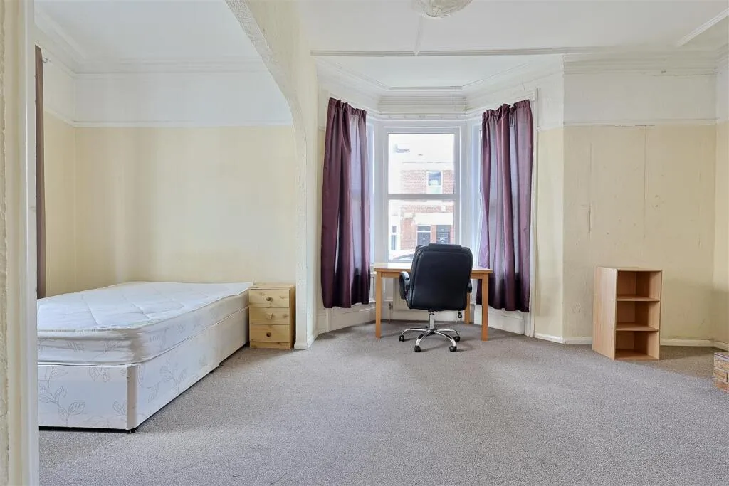 6 bedroom end of terrace house for rent