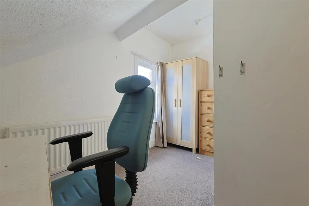 6 bedroom end of terrace house for rent