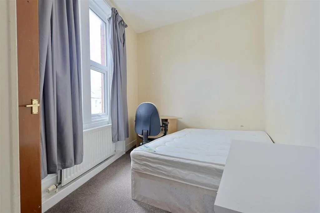 6 bedroom end of terrace house for rent