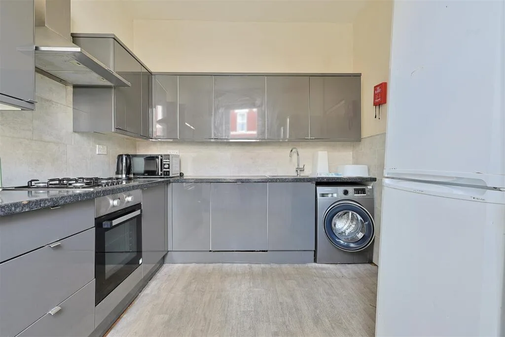 6 bedroom end of terrace house for rent