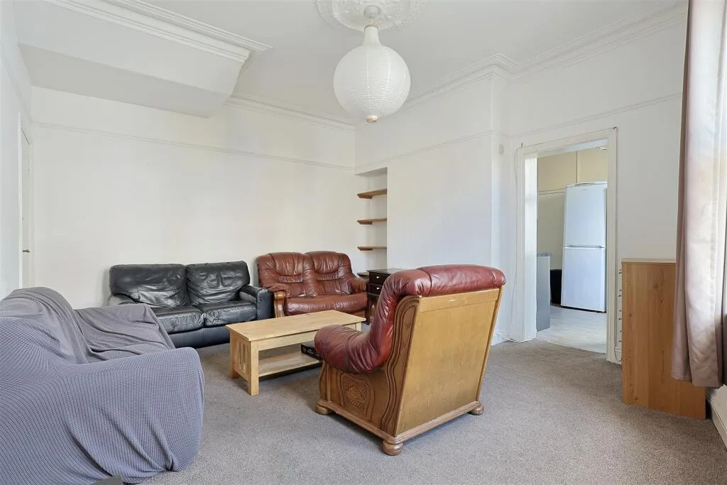 6 bedroom end of terrace house for rent