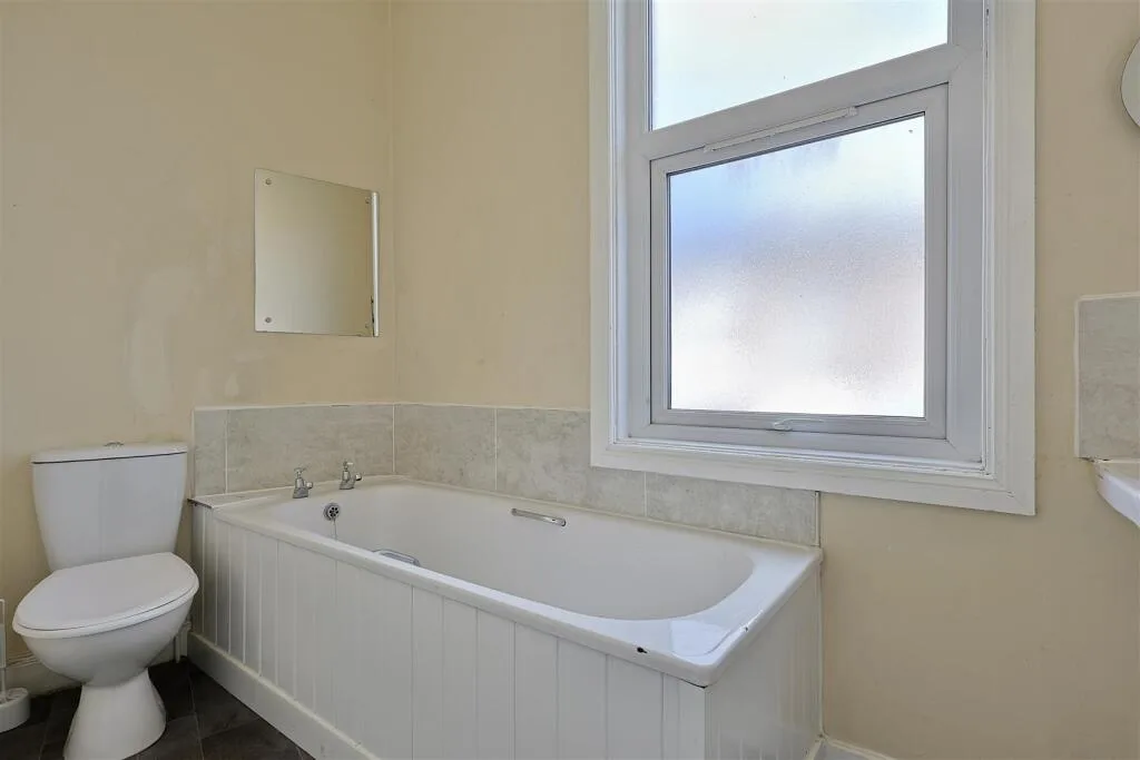 6 bedroom end of terrace house for rent