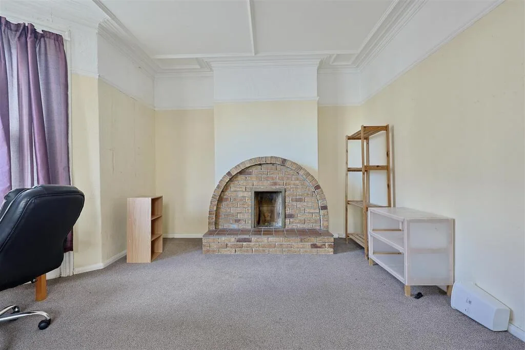 6 bedroom end of terrace house for rent