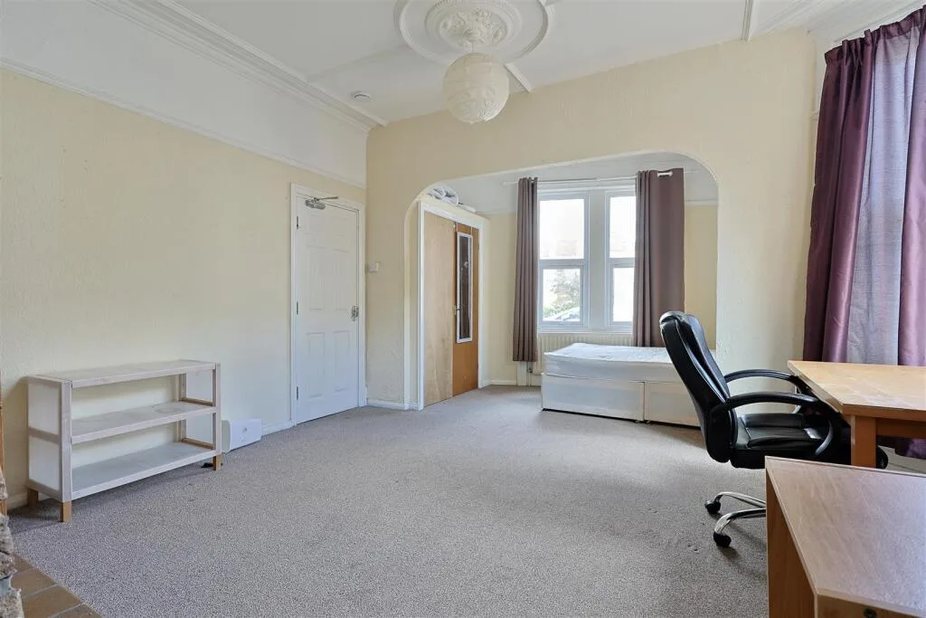 6 bedroom end of terrace house for rent